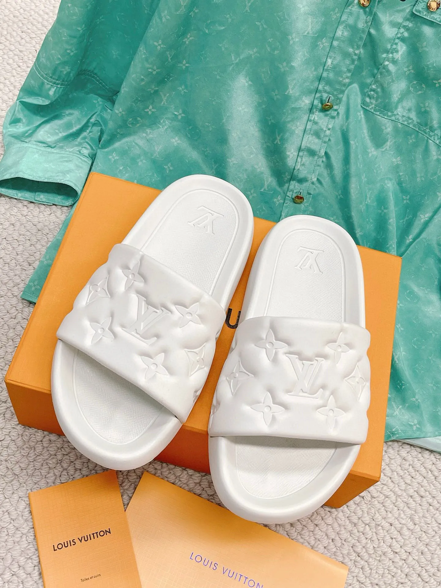 Factory price: 260💰【𝐋𝐕 Slippers】▪️Shoe size: Men's 38-45 ▪️Packaging: Counter top quality~original packaging 𝟐𝟎𝟐3 Louis Vuitton counter's new embossed slippers, L's monogram embossed slippers, Waterfront sandals are back, the upper buckle is embossed with LV's iconic Monogram pattern. Made of waterproof rubber with a comfortable and resilient insole. The lightweight, flexible outsole is embossed with the Louis Vuitton logo. ▪️Fabric: Original molded rubber foam surface ▪️Technology: embossed logo ▪️Sole: Original molded rubber foam outsole ▪️Sole thickness: 3CM.